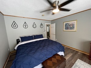 5 bedrooms, free WiFi, bed sheets - Beautiful Muskoka lake front. Close to Mt. St. Louie Moonstone and Honey Harbour (Port Severn)