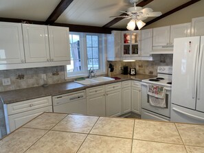 Fridge, microwave, oven, stovetop - Beautiful Muskoka lake front. Close to Mt. St. Louie Moonstone and Honey Harbour (Port Severn)