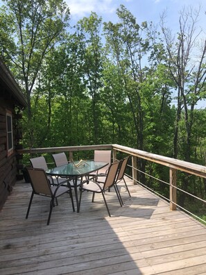 Outdoor dining - Private getaway cabin in the woods (Naples)