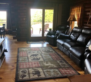 Smart TV, fireplace, DVD player - Private getaway cabin in the woods (Naples)