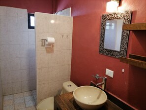 Douche, sĂšche-cheveux, serviettes fournies, savon