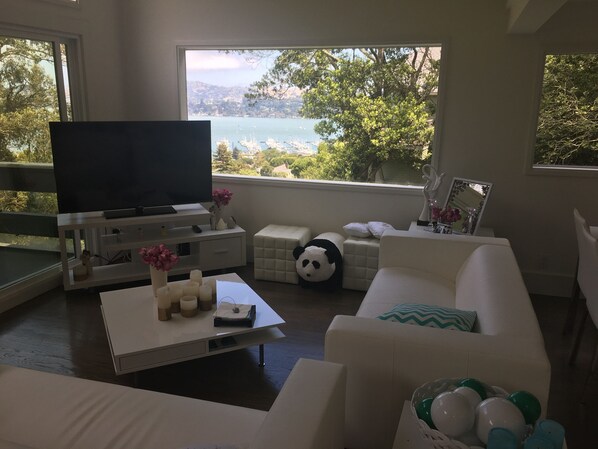 Smart TV - Charming Sausalito House with Ocean View (Sausalito)