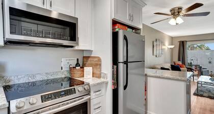 Minutes from Old Town, renovated & private single story, pool outside the door.