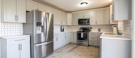 Kühlschrank, Mikrowelle, Ofen, Herdplatte