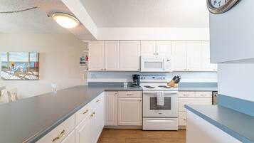 KĂŒhlschrank, Mikrowelle, Ofen, Herdplatte