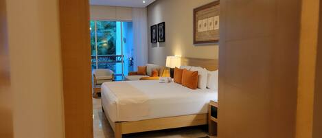 2 bedrooms, in-room safe, desk, iron/ironing board