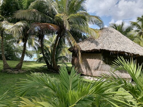 Cabin at the foot of the lagoon
