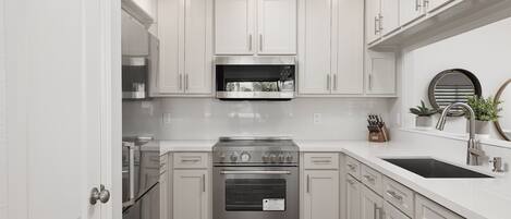 Een koelkast, een microgolfoven, een oven, een kookplaat