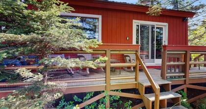 Secluded Sunset Point mountain top cabin, wifi, Dish TV, firepit