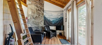 Secluded Sunset Point mountain top cabin, wifi, Dish TV, firepit