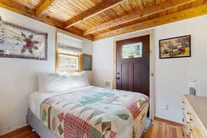 2 عدّة غرف نوم وخدمة الإنترنت وملاءات أسرّة