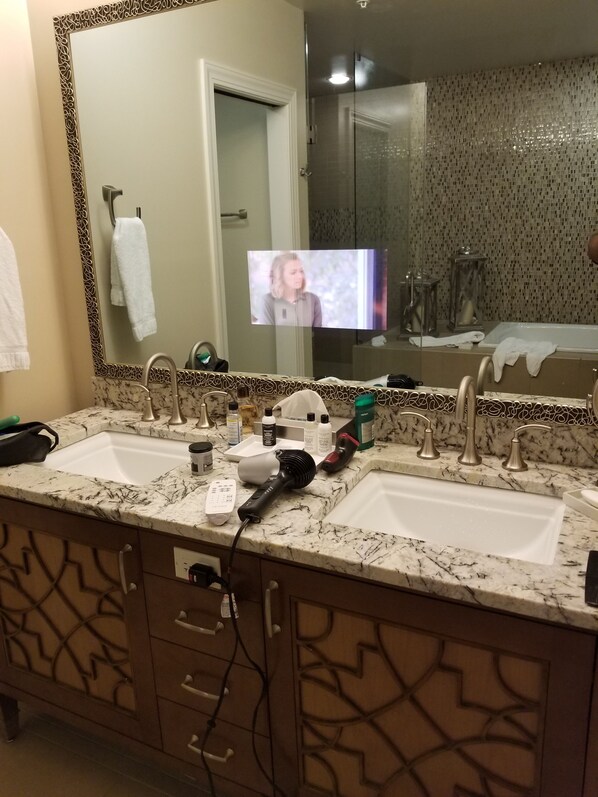 Duschwanne, Whirlpool, Haartrockner, Handtücher