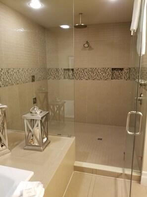 وحدات دش مع أحواض استحمام، حوض استحمام بنظام ضخ المياه، مجففات شعر