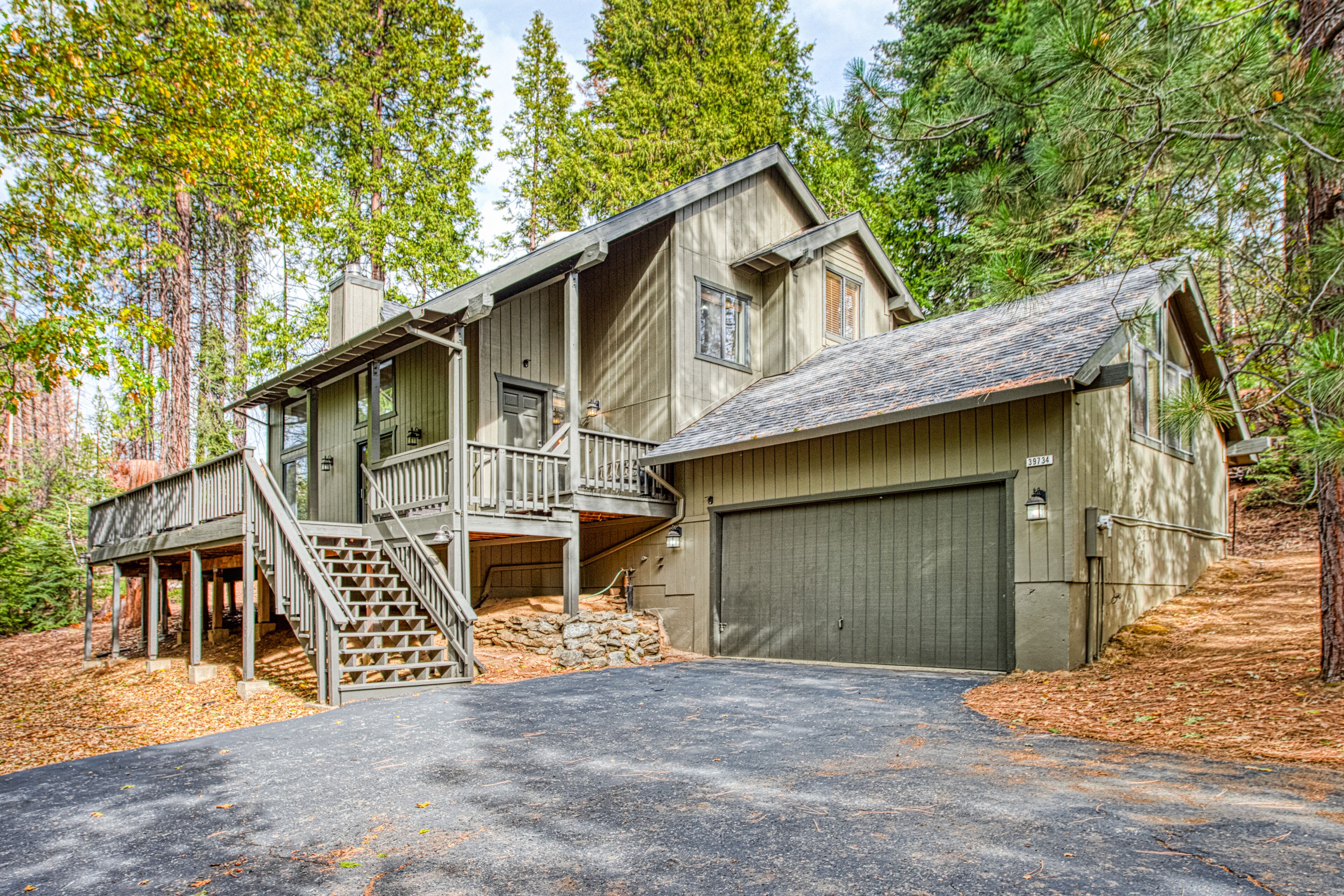 Spacious & Private Mountain View Lodge W/ Private Hot Tub & Wraparound Deck