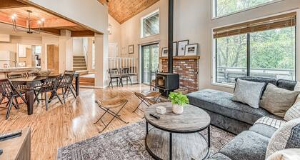 Spacious & Private Mountain View Lodge W/ Private Hot Tub & Wraparound Deck