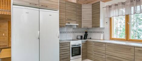 Kylskåp, mikrovågsugn, diskmaskin och grytor/köksredskap