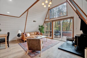 Smart TV, fireplace, books - Dreamtime - Modern A-frame Cabin w/ Hot tub (Berkeley Springs)