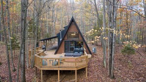 Outdoor dining - Dreamtime - Modern A-frame Cabin w/ Hot tub (Berkeley Springs)