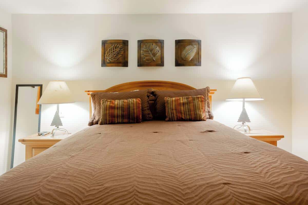 3 bedrooms, iron/ironing board, travel crib, free WiFi