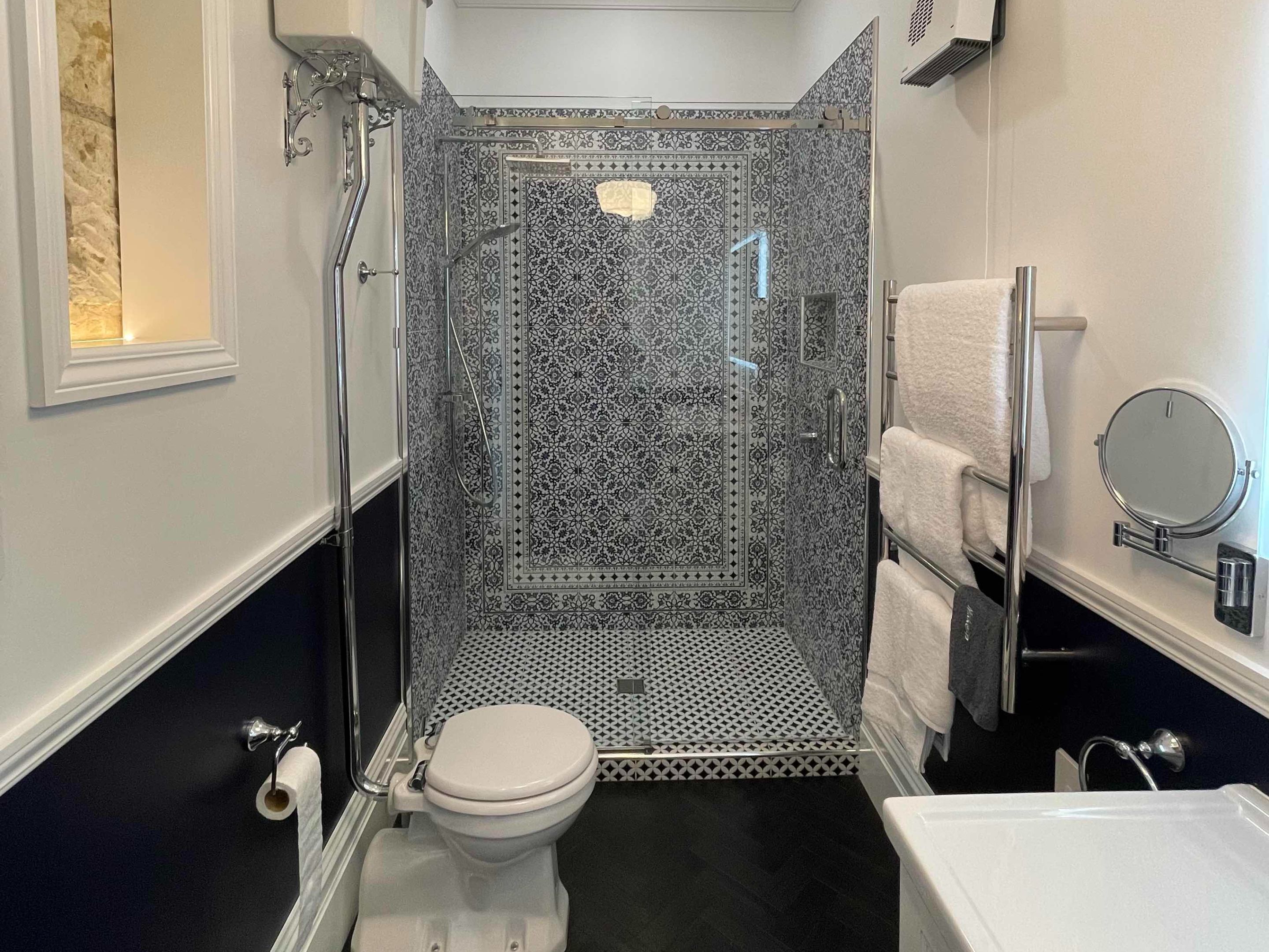 Un baño con ducha, inodoro y lavabo.