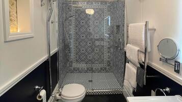 Un baño con ducha, inodoro y lavabo.