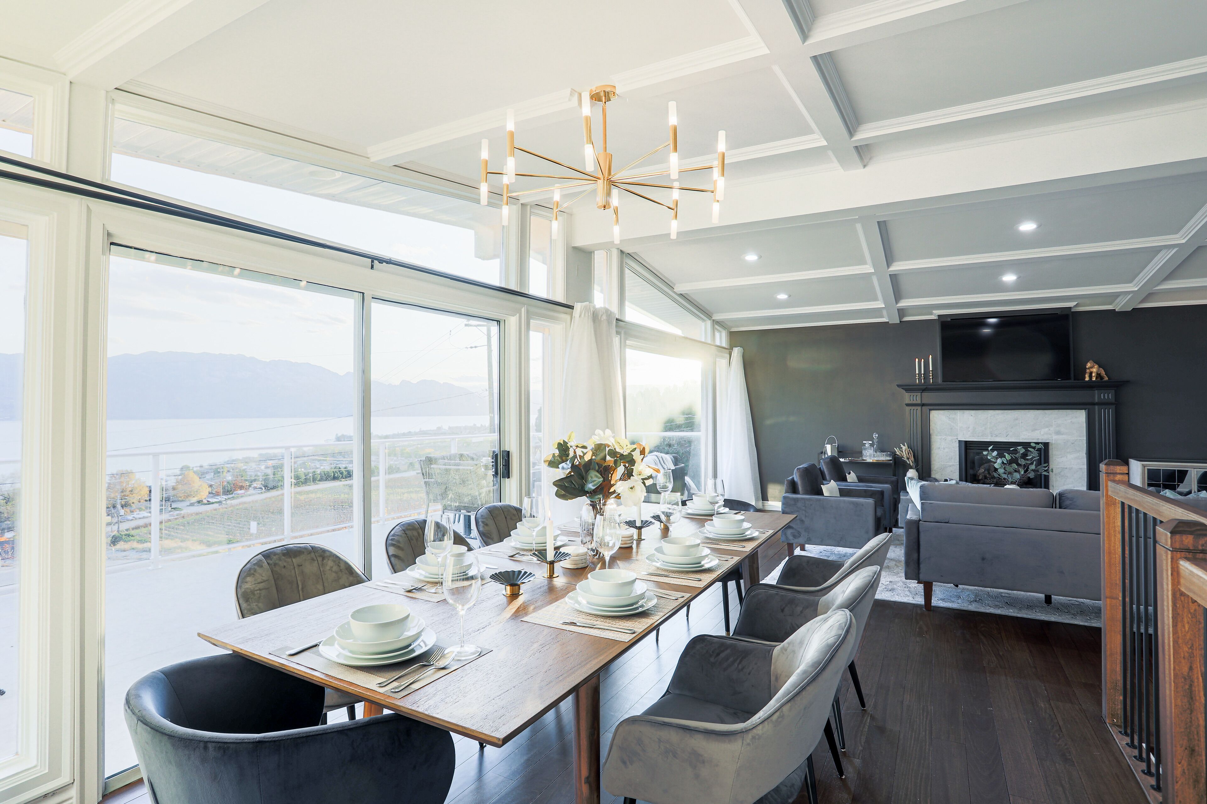 Casa panorámica, 3 habitaciones, vista al lago | Área de sala de estar | Chimenea 