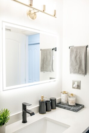 Panorama huis, 3 slaapkamers, uitzicht op meer | Badkamer | Handdoeken, zeep, shampoo, toiletpapier