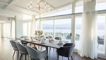 Casa panorámica, 3 habitaciones, vistas al lago | Servicio de comidas en la habitación