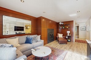 Televisión y chimenea 