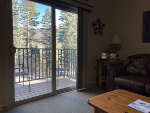 Téléviseur, foyer, table de ping-pong