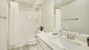 Design Apartment | Bathroom | Combined shower/tub, towels, soap, shampoo