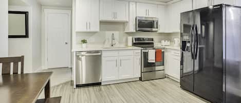 Appartement Design | Cuisine privée | Grand réfrigérateur, micro-ondes, four, plaque de cuisson