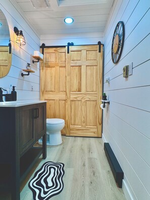 Suihku, hiustenkuivaaja, pyyhkeet, saippua