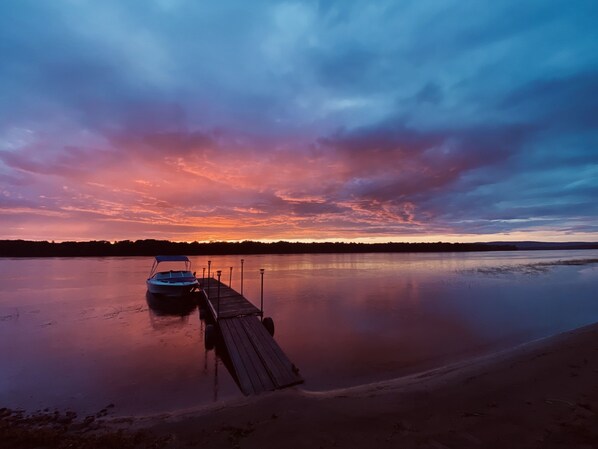 Rannalla, aurinkovarjoja