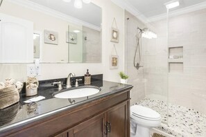 Ensemble baignoire-douche, séchoir à cheveux