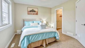 Business Townhome | 3 bedrooms, blackout drapes, soundproofing, iron/ironing board - Beautiful Townhome Downtown Area (Edmonton)
