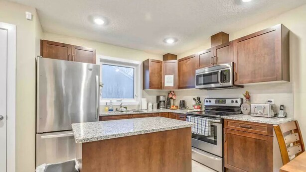 Business Townhome | Private kitchen - Beautiful Townhome Downtown Area (Edmonton)