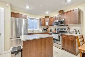 Private kitchen - Beautiful Townhome Downtown Area (Edmonton)