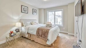 Business Townhome | 3 bedrooms, blackout drapes, soundproofing, iron/ironing board - Beautiful Townhome Downtown Area (Edmonton)