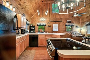 Fridge, microwave, oven, stovetop - Huckle-beary Hideaway (Sevierville)