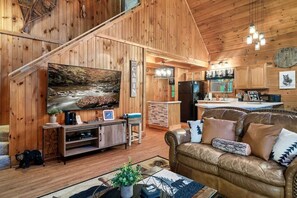 Smart TV, fireplace - Huckle-beary Hideaway (Sevierville)