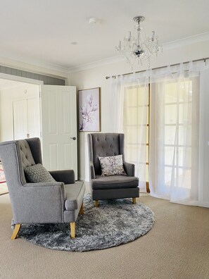 Smart TV, fireplace, DVD player, books