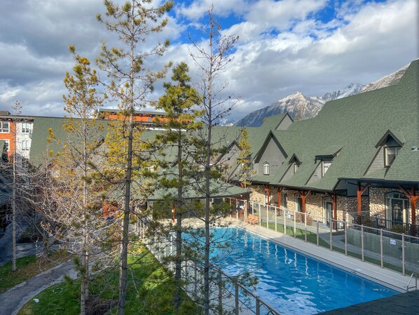 Outdoor pool, a heated pool - Relaxing Mountain Getaway at Mystic Springs (Canmore)
