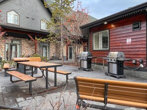 Outdoor dining - Relaxing Mountain Getaway at Mystic Springs (Canmore)