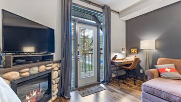 電視、壁爐、電子遊戲