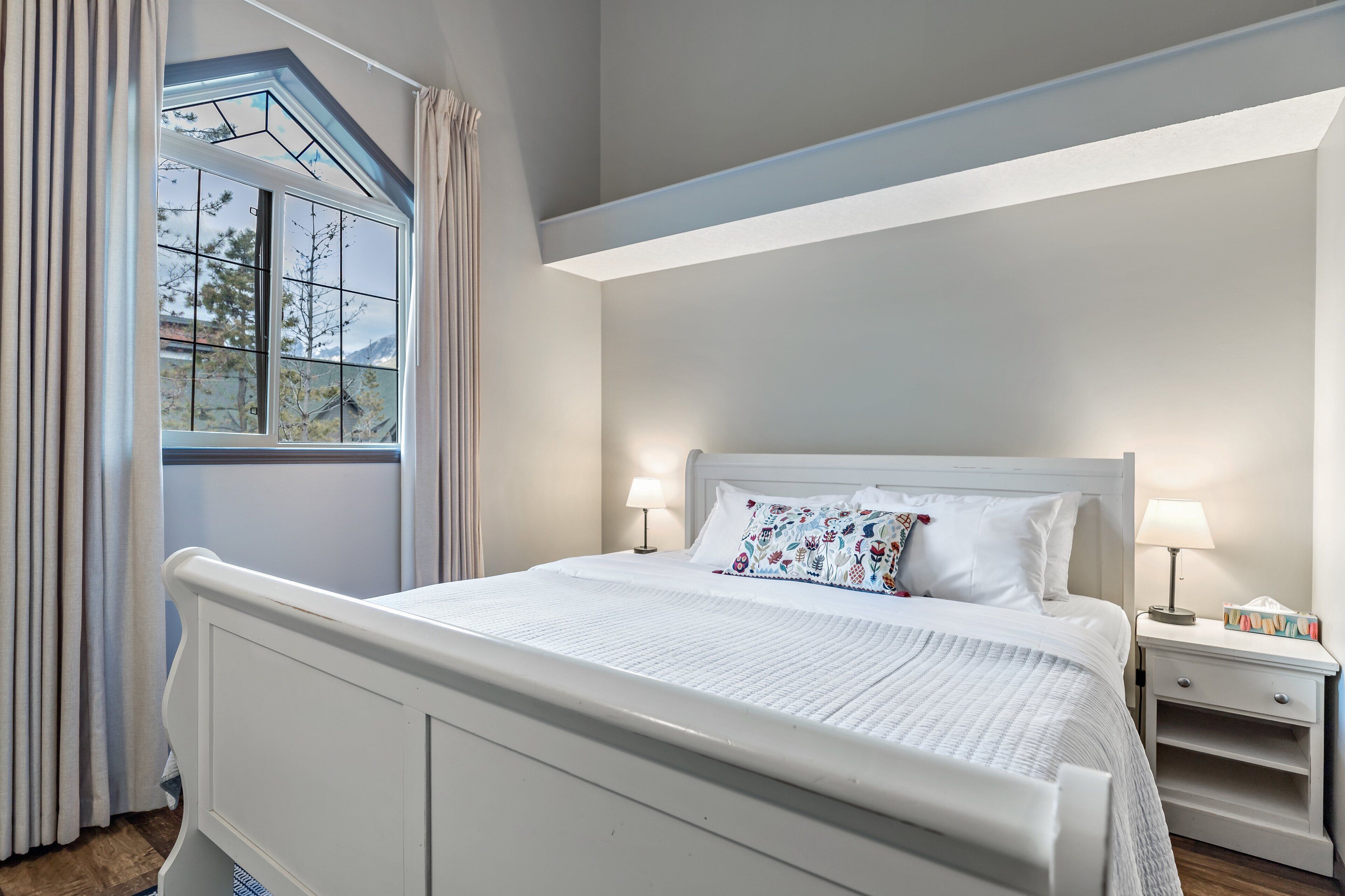 2 slaapkamers, een bureau, een strijkplank/strijkijzer, reisbedje