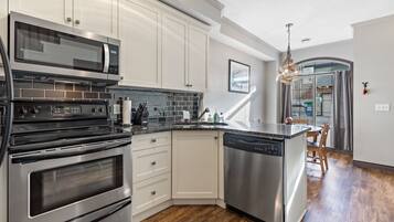 雪櫃、微波爐、焗爐、爐具