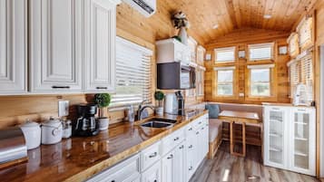 Een koelkast, een magnetron, een kookplaat