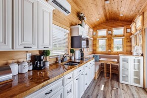 Fridge, microwave, stovetop, coffee/tea maker - Couples’ Escape Near Zion | Pet Friendly (Apple Valley)