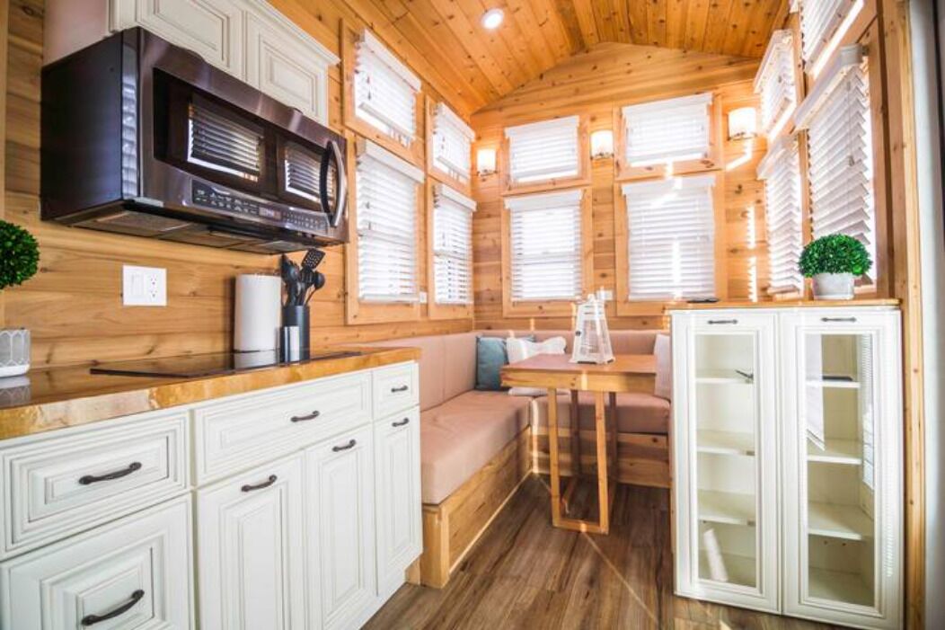 Refrigerador, microondas, parrilla de estufa y cafetera y tetera 